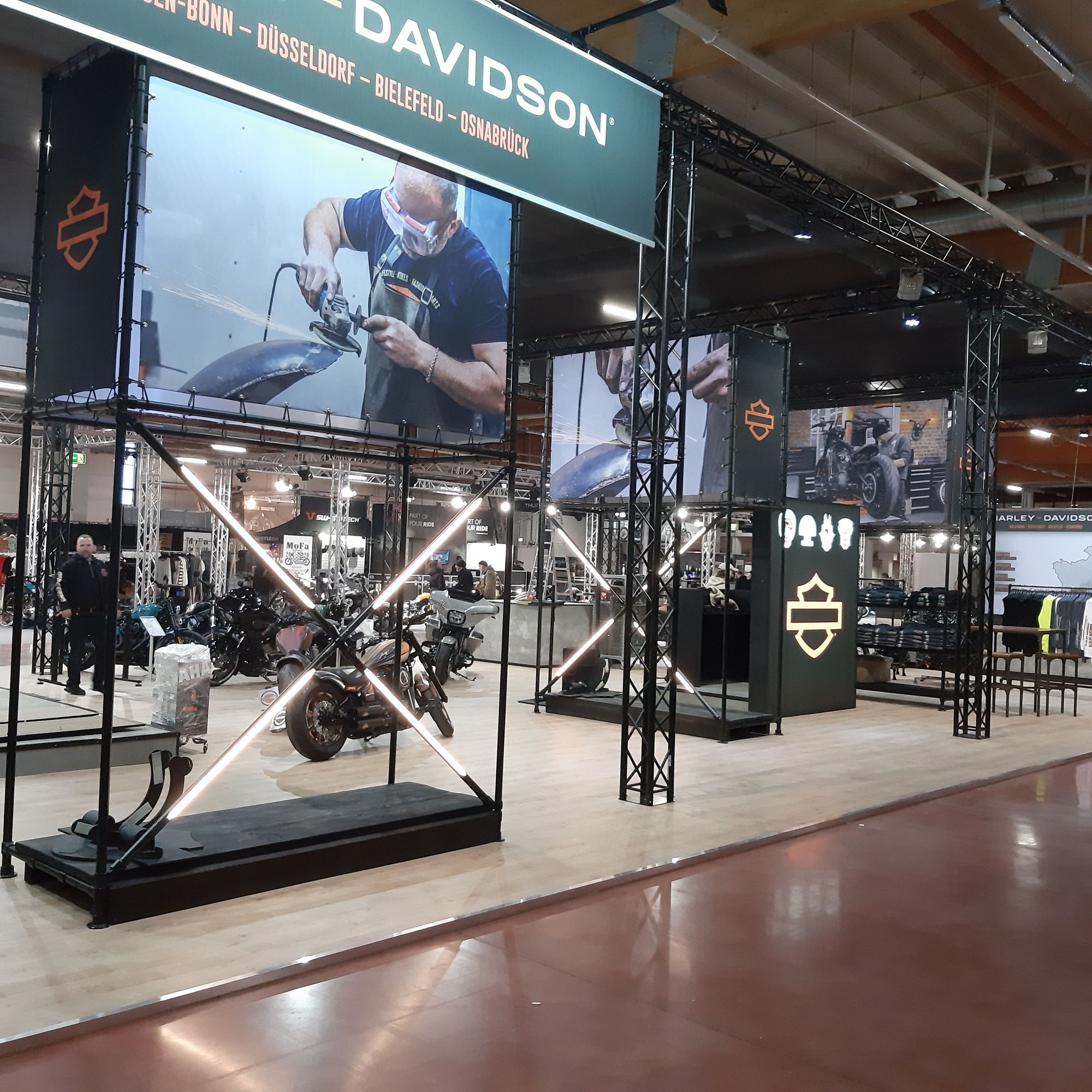 Messestand von Harley-Davidson mit Motorradbühnen