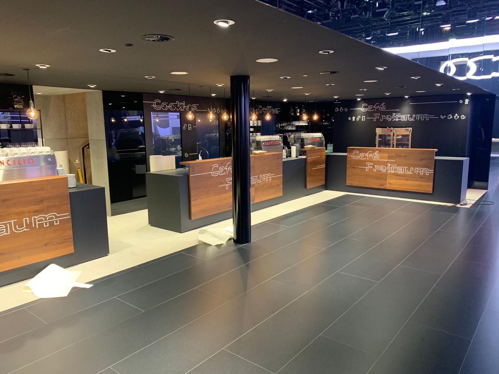 Montage von Exponaten und Beleuchtung für BMW