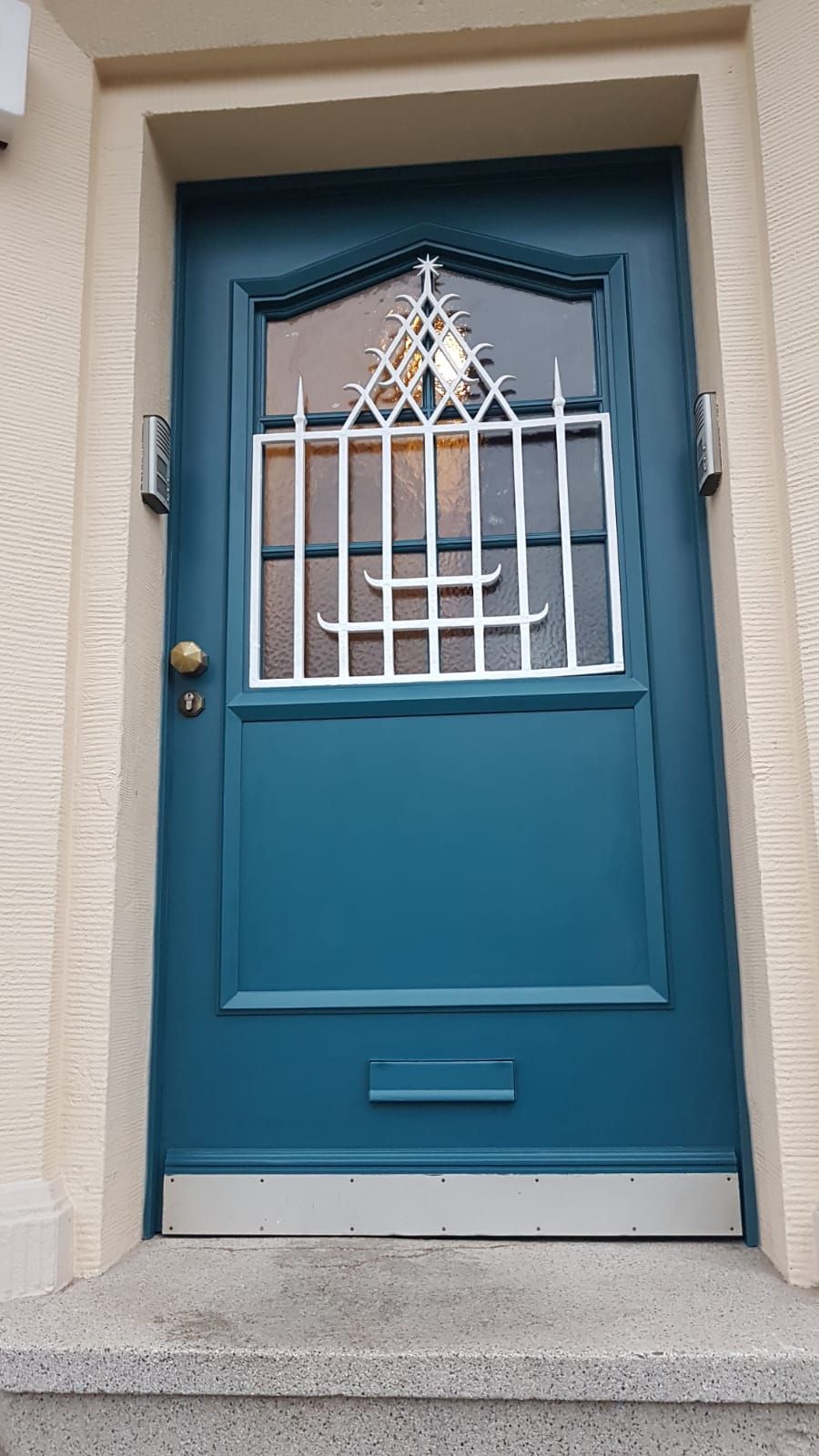 Handwerkliche Türmontage und Detailarbeiten